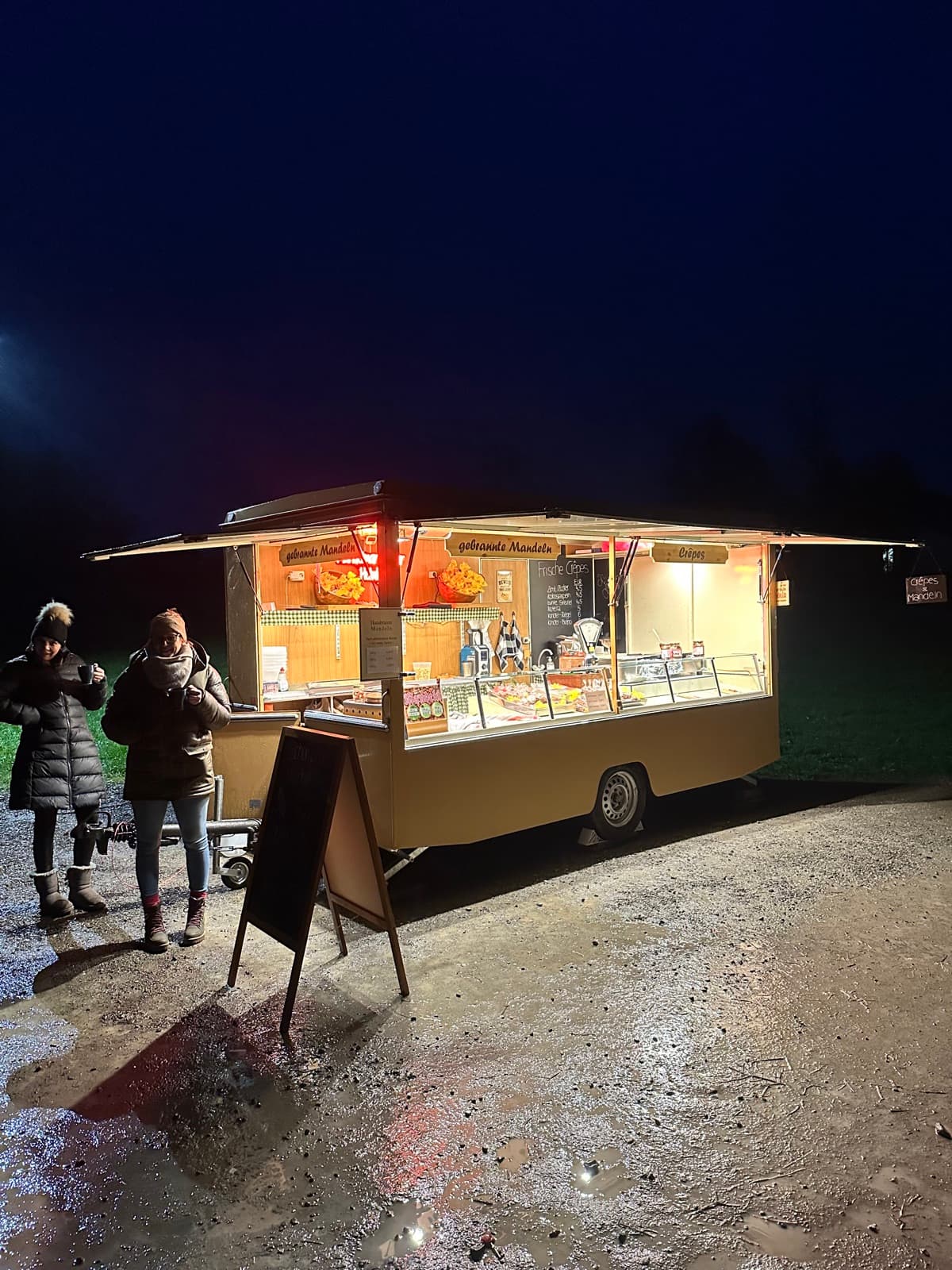 Mandelwagen der Mandelmanufaktur Helwig bei Nacht auf einem Event — beleuchteter Verkaufsstand