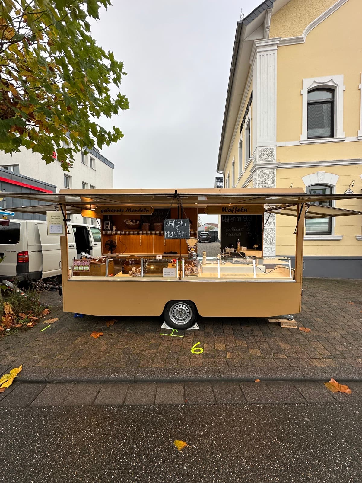 Mandelwagen der Mandelmanufaktur Helwig auf dem Katharinenmarkt in Hachenburg